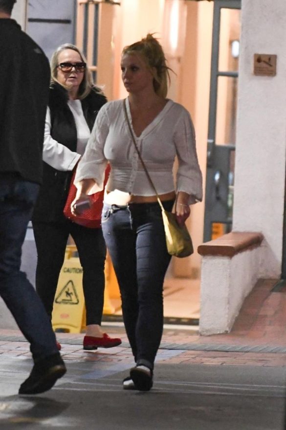 Britney Spears Looks Like She Hasn't Washed Her Face for Days!