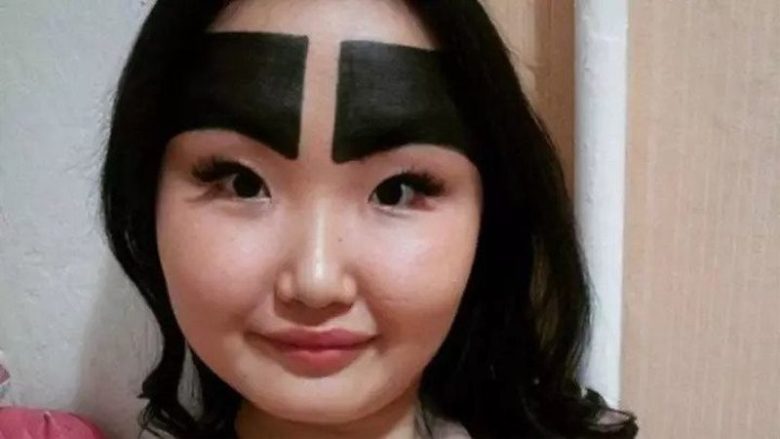 Instagram Star Known For Enormous Eyebrows Shares a Makeup-Free Photo