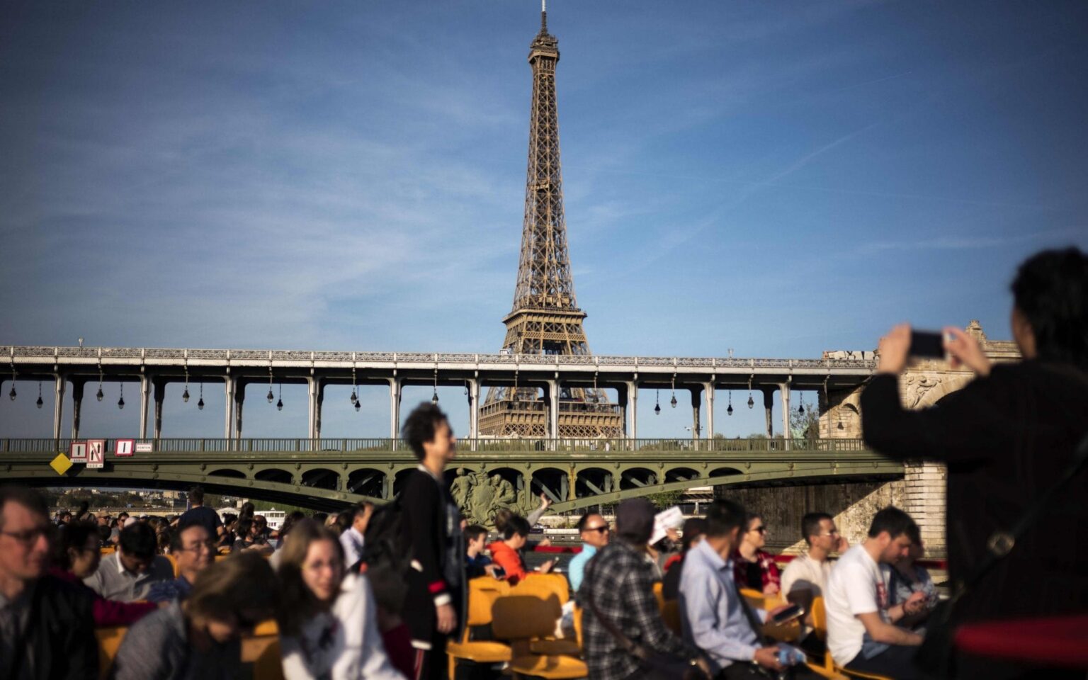 Les touristes. Экскурсионный туризм во Франции. Париж мигранты Эйфелева башня. Эйфелева башня в Париже очередь. Деловой туризм во Франции.